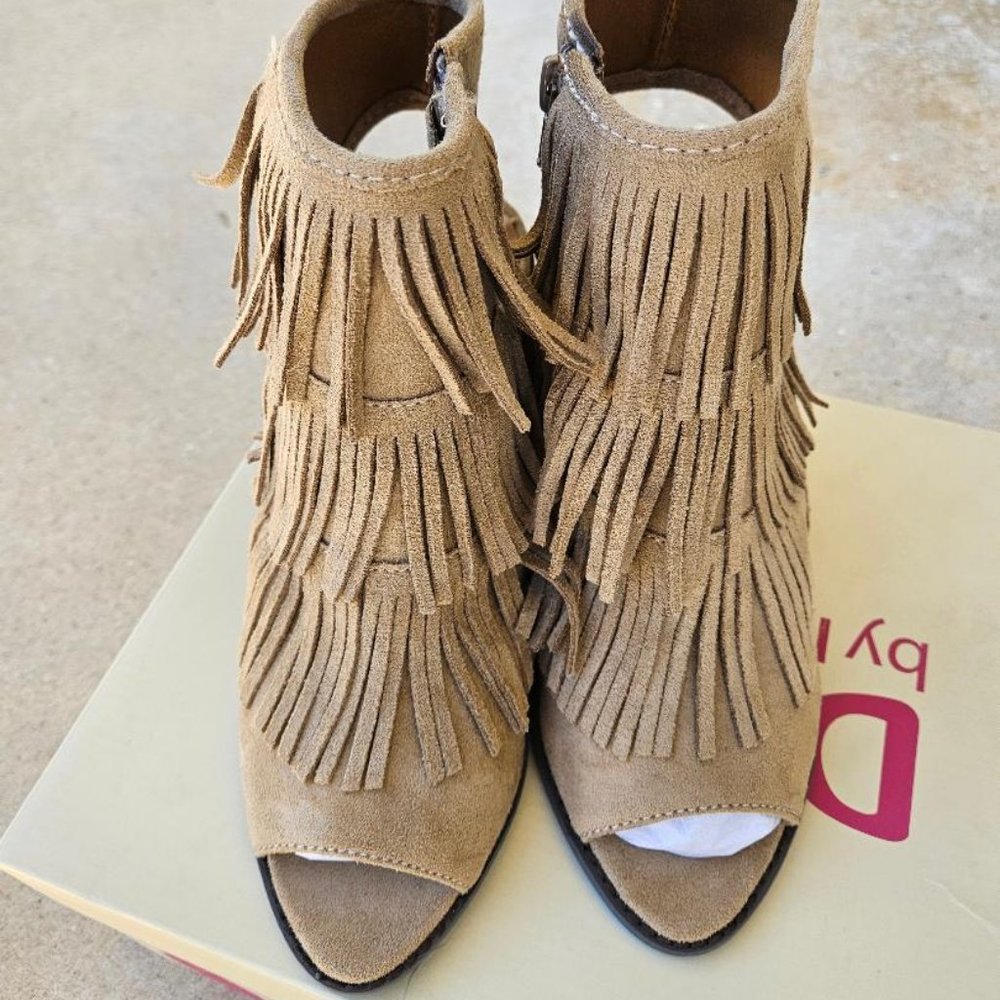 DOLCE by mojo moxy- Ankle Booty Peep Toe Camel Fringe open Heal 7.5 M